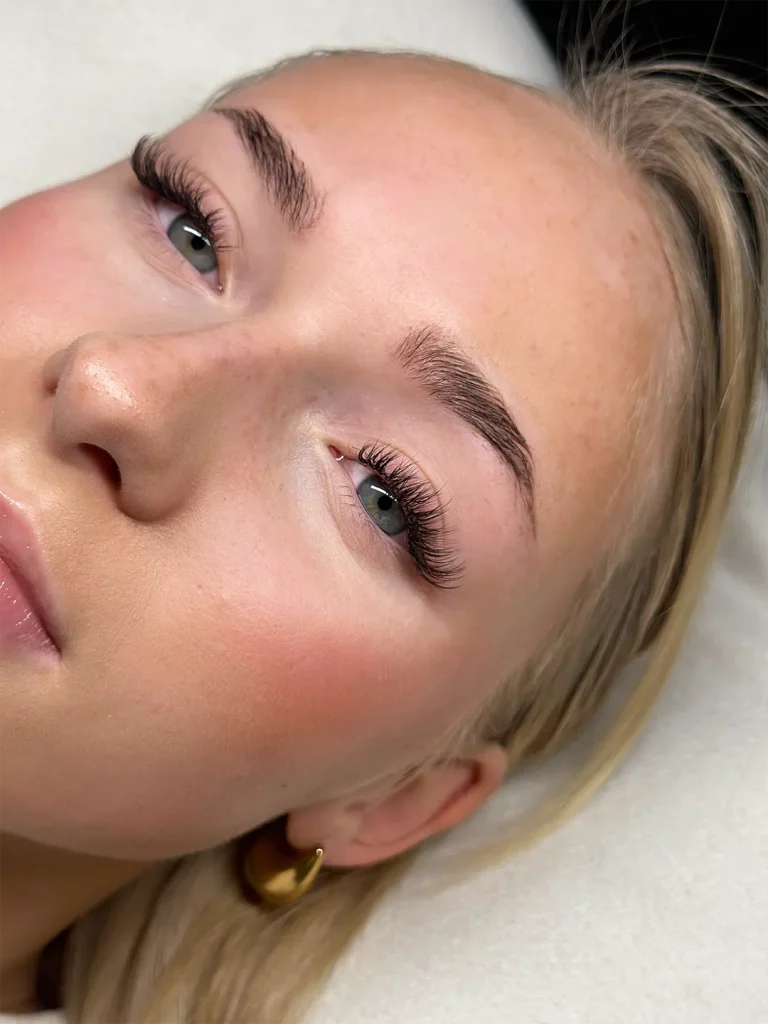 Wimpernextensions und Lifting